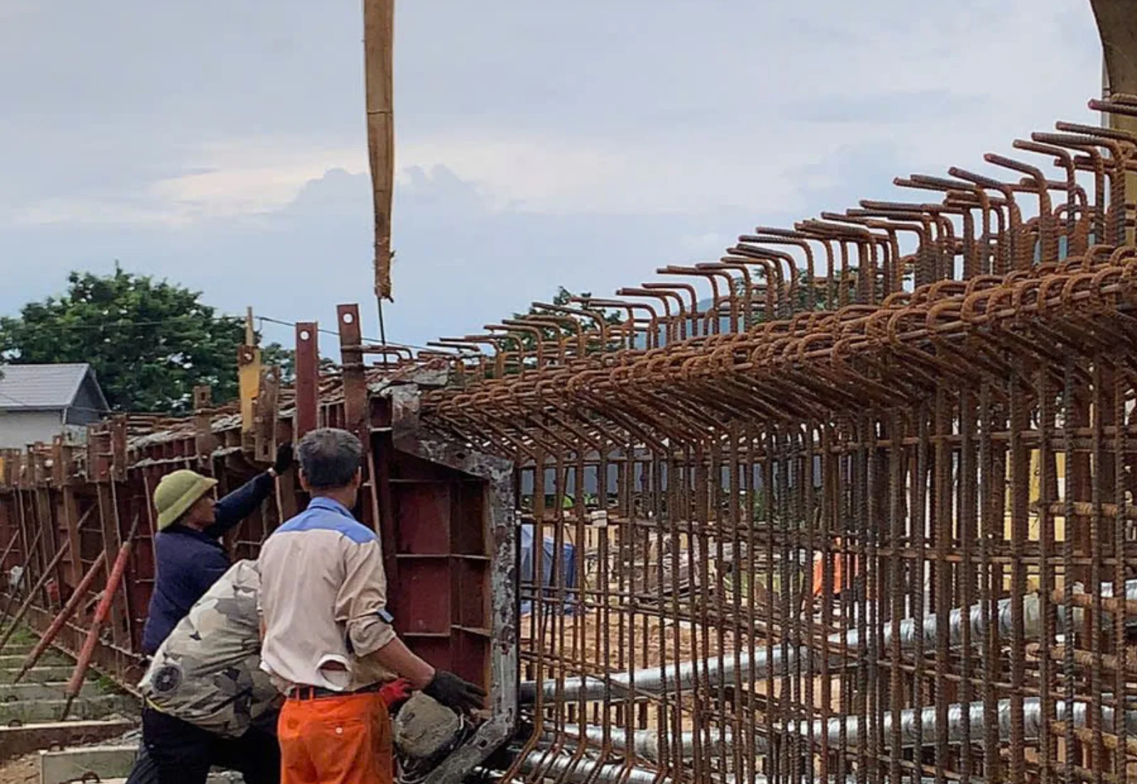 Công nhân kiểm tra lồng thép kết cấu cầu