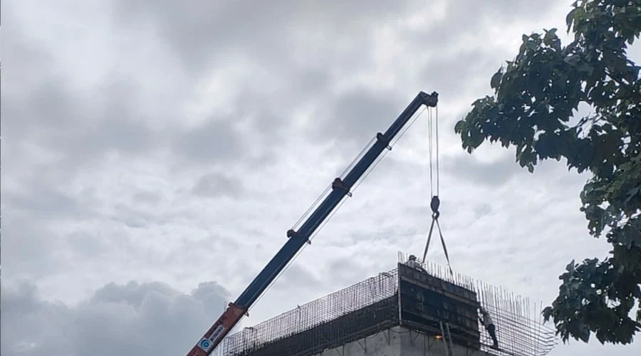 Cẩu thi công kết cấu trụ Cầu Khe Cạn