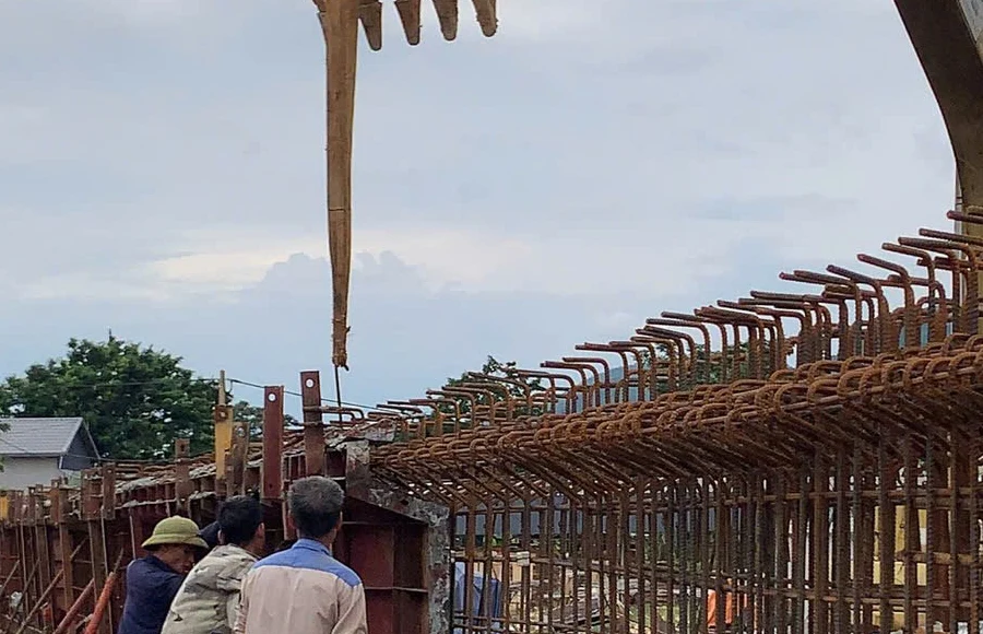 Công nhân lắp dựng lồng thép kết cấu cầu