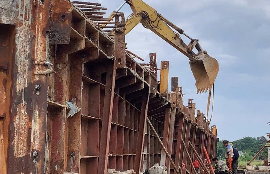 Thiết bị hỗ trợ lắp dựng hệ ván khuôn kết cấu cầu
