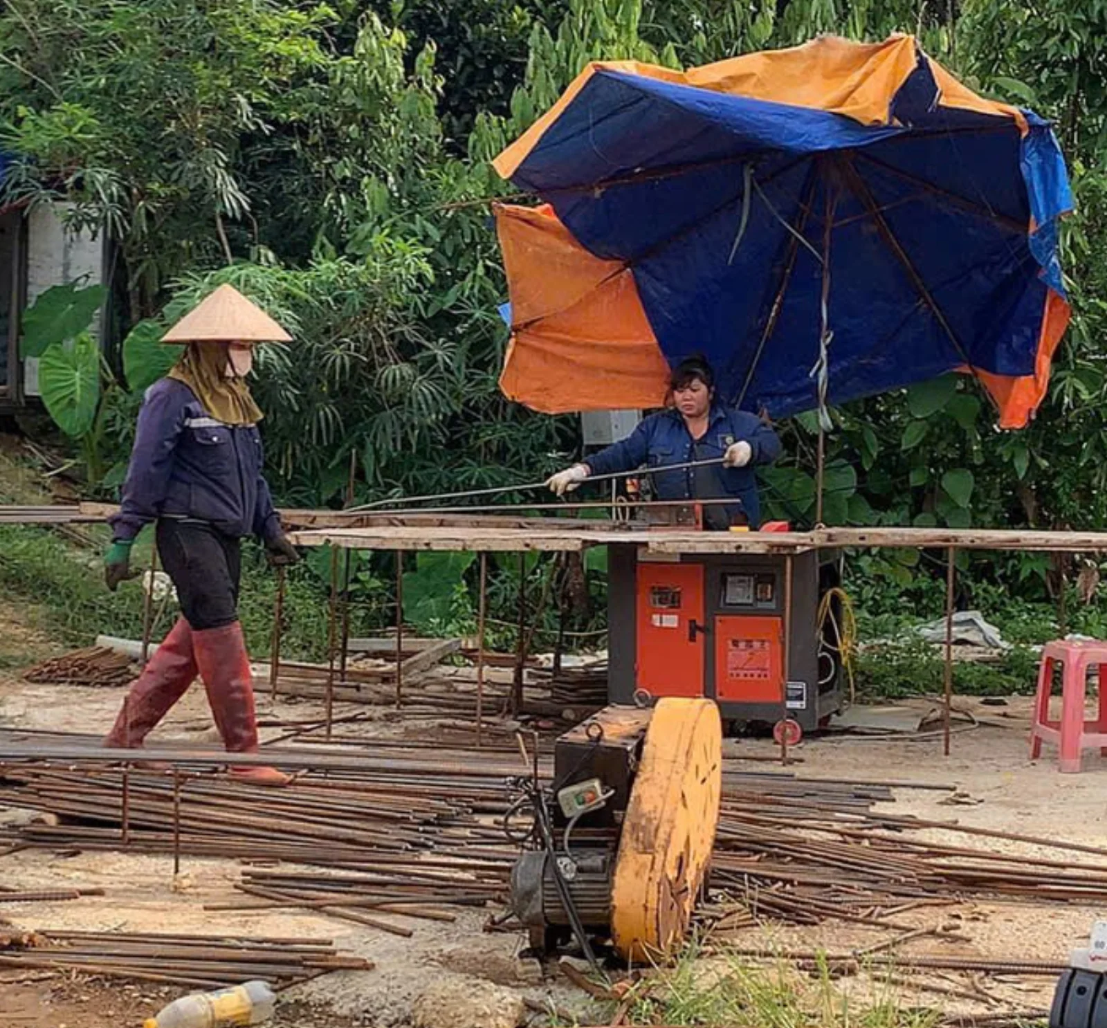Tổ đội gia công cốt thép tại công trường