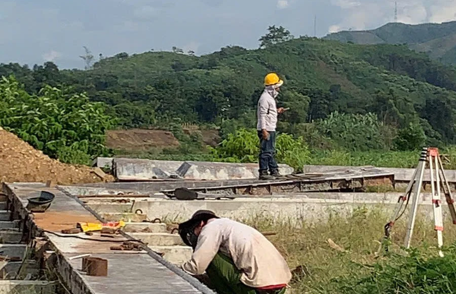 Cán bộ trắc địa kiểm tra cao độ tại công trường cầu